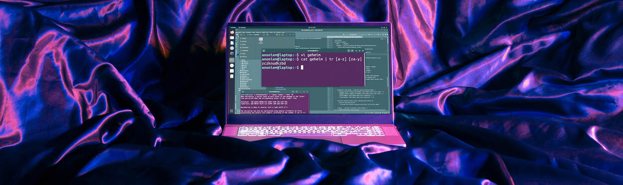 Donkere foto met paarse glanzende achtergrond en een laptop met scherm in groen en paars met daarop onduidelijke teksten