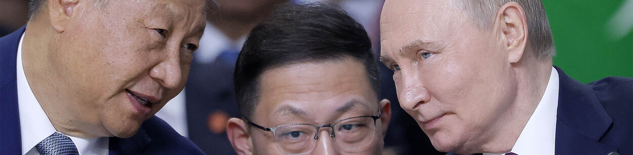 President Xi en president Putin die elkaar spreken via een tolk