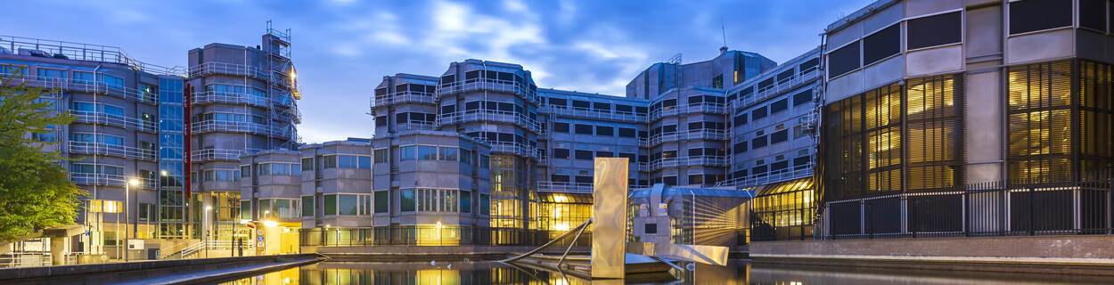 Avondfoto van het hoofdkantoor van de AIVD in Zoetermeer