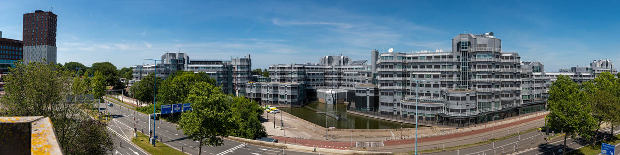 Panoramafoto van het AIVD-gebouw