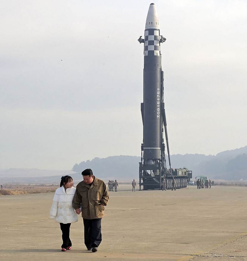 De Noord-Koreaanse dictator Kim Jong Un en zijn dochter inspecteren een intercontinentale ballistische raket