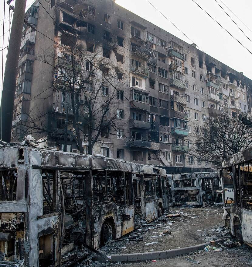 Gebombardeerde flatgebouwen in de Oekraiense stad Mariupol