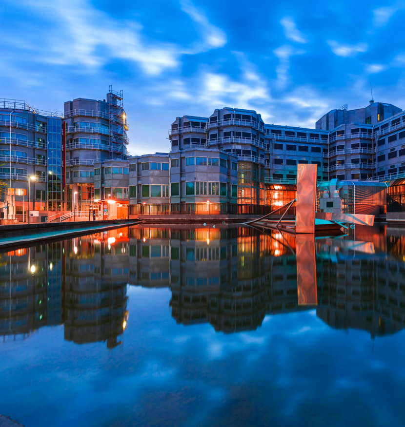 Avondfoto van de voorkant van het AIVD-kantoor in Zoetermeer