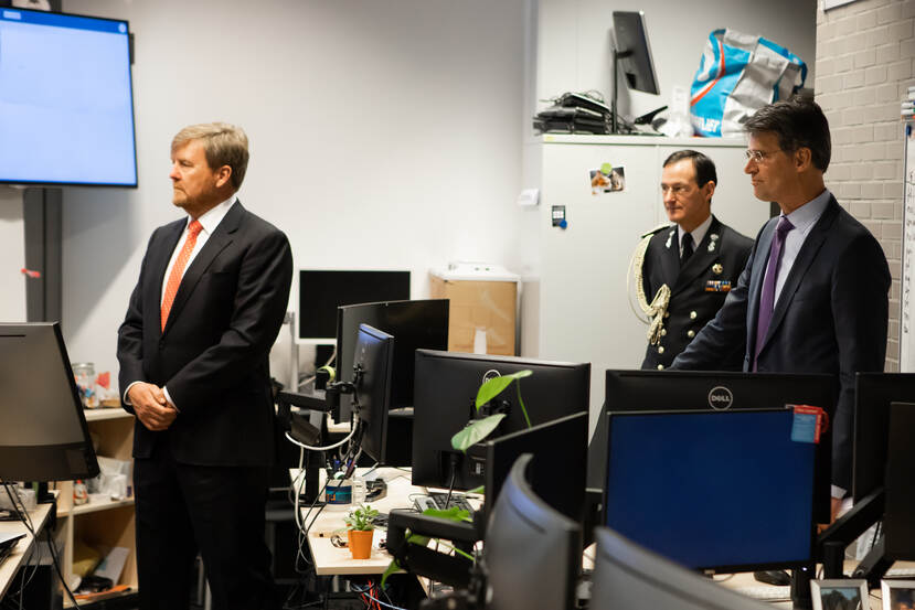Koning Willem-Alexander bezoekt een werkkamer bij de AIVD