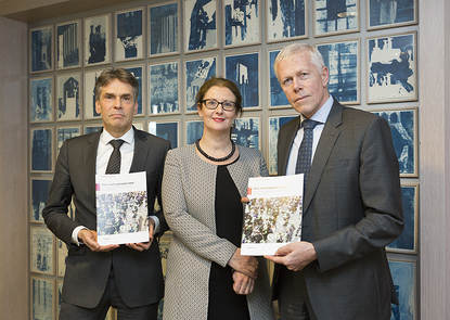 Overhandiging rapport aan Dick Schoof (NCTV) en Rob Bertholee (AIVD) door Melanie Peters (Rathenau Instituut)