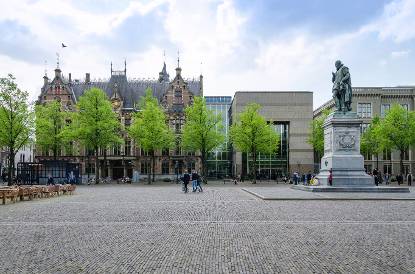 Het Plein in Den Haag, met zich op de ingang van de Tweede Kamer