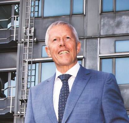 Rob Bertholee voor gebouw AIVD