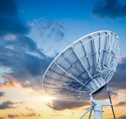 Schotelantenne op de lucht gericht