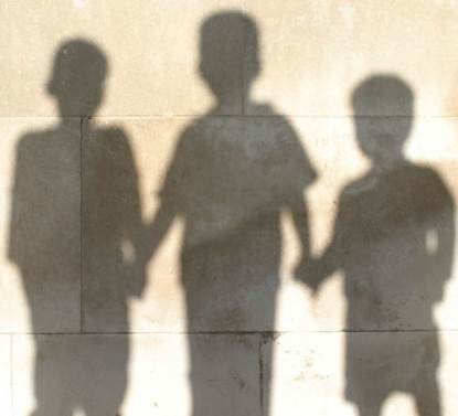 Schaduw van kinderen op de muur hand in hand